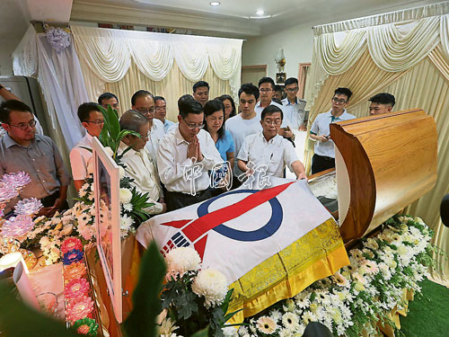 林冠英（左2）將黨旗覆蓋在郭金福的靈柩后雙手合掌。左起為林吉祥、莫桂美、郭子毅及陳國偉。
