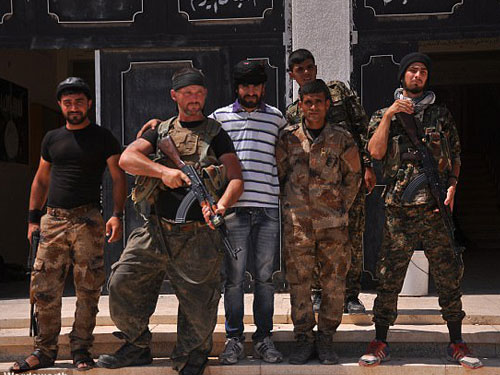 沃茲沃思（左2）加入庫爾德部隊打IS。