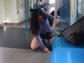 保持捷運清潔 華裔女子主動拭擦地板獲讚