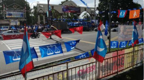   公青團趁納吉到峇東埔工藝學院，出席與民聚餐活動前，疑因展開快閃活動而遭捕。  （取自太陽報） 