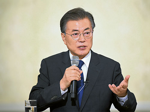  韓國總統文在寅週四在舉行舉行就職百日記者會。（法新社）