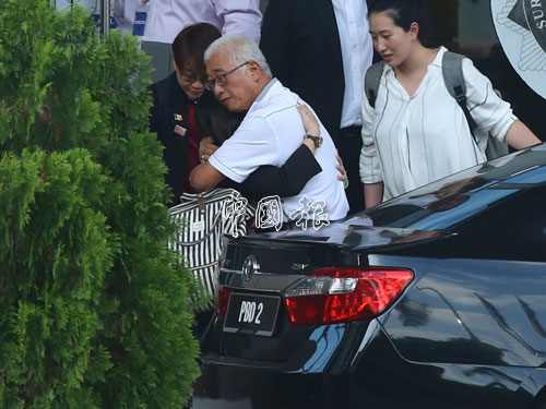 檳行政議員彭文寶今日到檳反貪會錄取口供長達7小時後，今日傍晚6時許終步出離開，他上車前擁抱其2名助理。