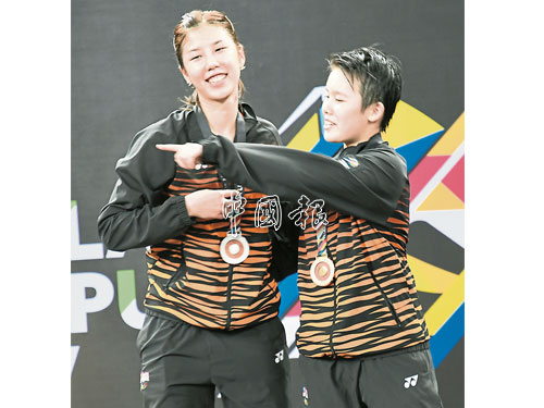 吳堇溦（右）在大馬包辦的東運羽球女單決賽擊敗謝抒芽，讓大馬看到了希望。攝影：覃福榮