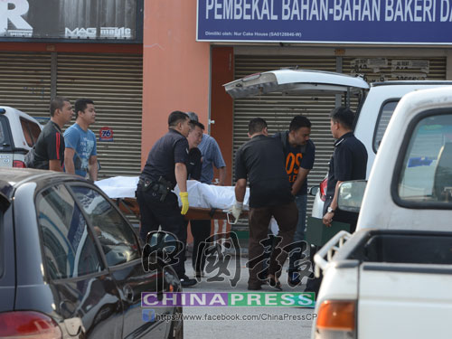 死者遺體被同僚抬出警局后,送往醫院太平間解剖。