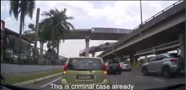 路霸5次倒退轎車企圖倒後撞受害者的轎車。