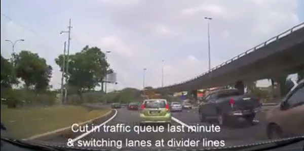 車主不滿路霸突然插隊而對他鳴笛。