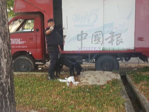 警方搜查附近範圍。