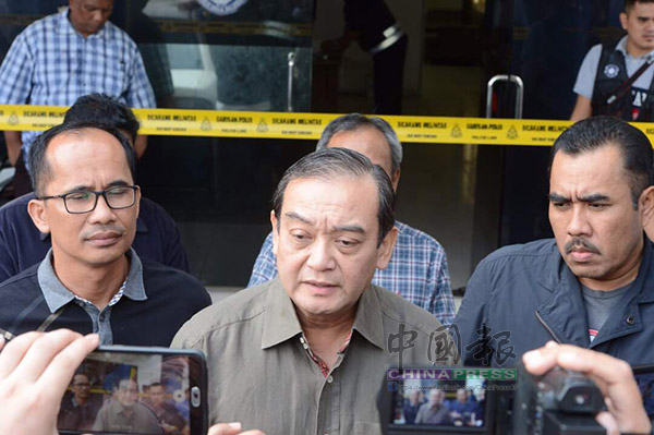 馬玆蘭(中)指警方將全力追緝兇手,右起是雪州刑事調查組主任法迪爾高級助理總監及梳邦再也警區主任莫哈末阿茲林助理總監。