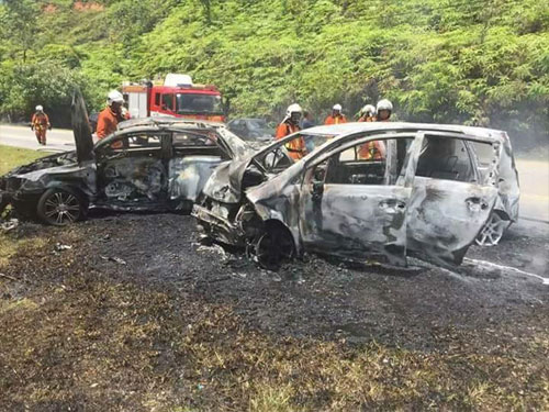 2輛肇禍轎車於車禍後，被燒至毀壞不堪。（圖取自網路） 
