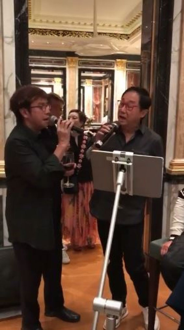 譚詠麟與許冠文合唱《鐵塔凌雲》,2人唱得起勁又投入。