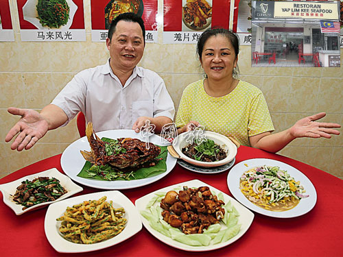 葉順煇（左）表示，餐廳的菜單除了保留部分父親那一代的傳統菜餚，也加入許多他的自創特色菜。右為老闆娘楊曉玲。 