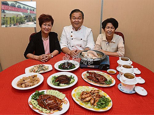 大道東酒家老闆兼主廚房友明（中）擅長烹調川菜之餘，也保留了多道七八十年代的古早菜。 