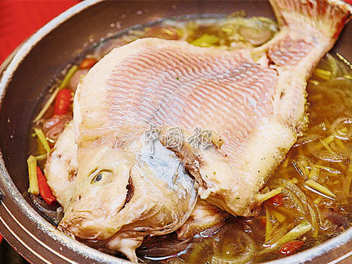 這道生煲金鳳魚是將金鳳魚直接放入瓦煲中，然後加入薑絲、小辣椒、黃酒和香菜等，煲15分鐘至熟，少了濃油赤醬，儘是酒香與薑香。