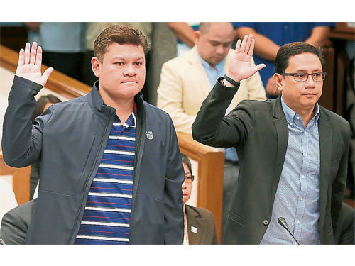  巴奧洛（左）和卡皮奧週四出席參議院聽證會。（美聯社）