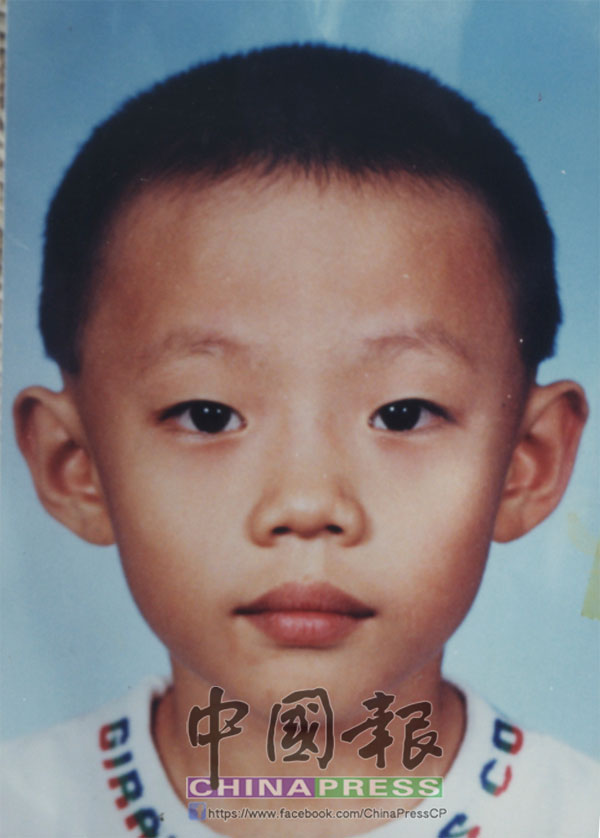 當年7歲的鄧菘升，才開學幾天，孰料於當天放學後，突人間蒸發般，從此失去蹤影。