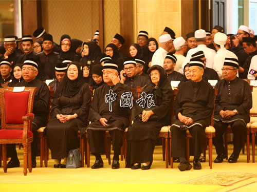 前首相敦馬哈迪和西蒂哈斯瑪伉儷（右起）與前州務大臣丹斯裡奧斯曼阿洛夫，出席喪禮。