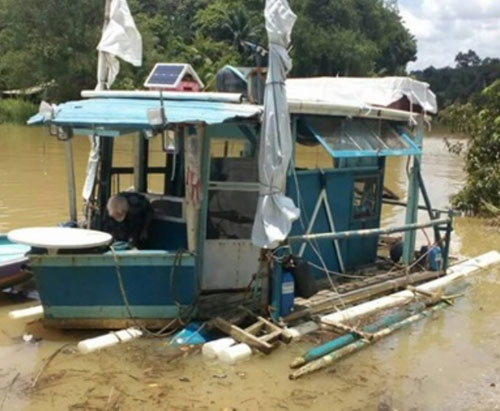 約納登韋恩將小貨船改裝成船屋計劃從林夢河劃到汶萊水域。 