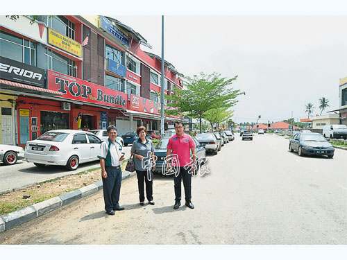  張萬有（右起）、謝嬡明和賴福興巡視卡索利娜商業區，瞭解當地交通狀況。