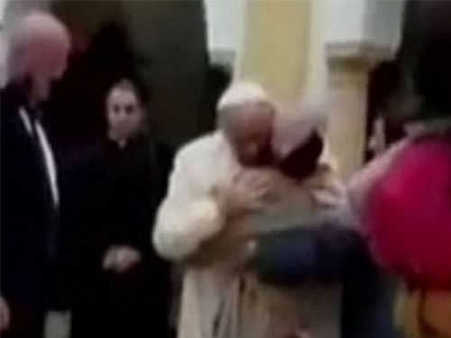 科爾多瓦獲教宗親切地擁抱。