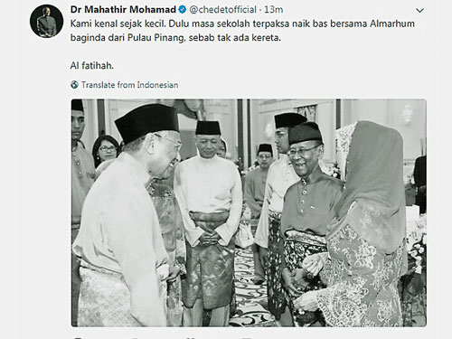  蘇丹阿都哈林殿下（右2）在一場活動上會見馬哈迪（左），兩人皆露出燦爛笑容，此情此景只能永遠成為回憶。