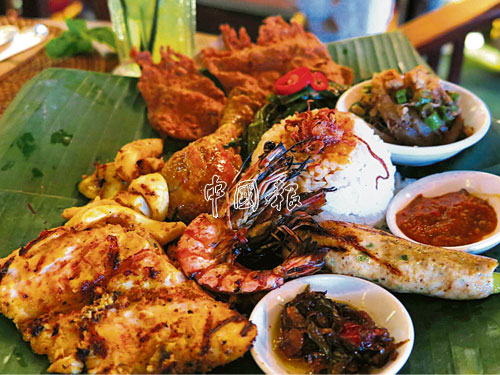 Bali Trio小吃拼盤樣式精緻，包括有酥炸花枝、BBQ雞翼、Sate Lilit 沙爹和木瓜沙拉，特別是醃製得很入味，配上特色香料，讓人吃了贊不絕口。 