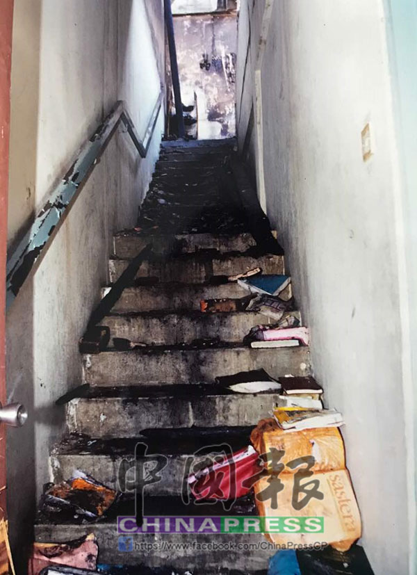 案發單位的樓梯口也被火勢蔓延，造成受困的6人無法順利逃生，活活被燒死。