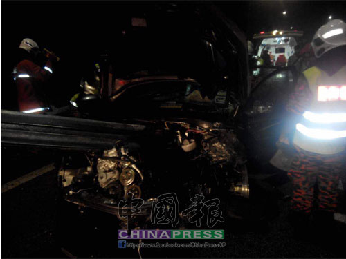 死者駕駛的本田汽車車頭嚴重損毀。