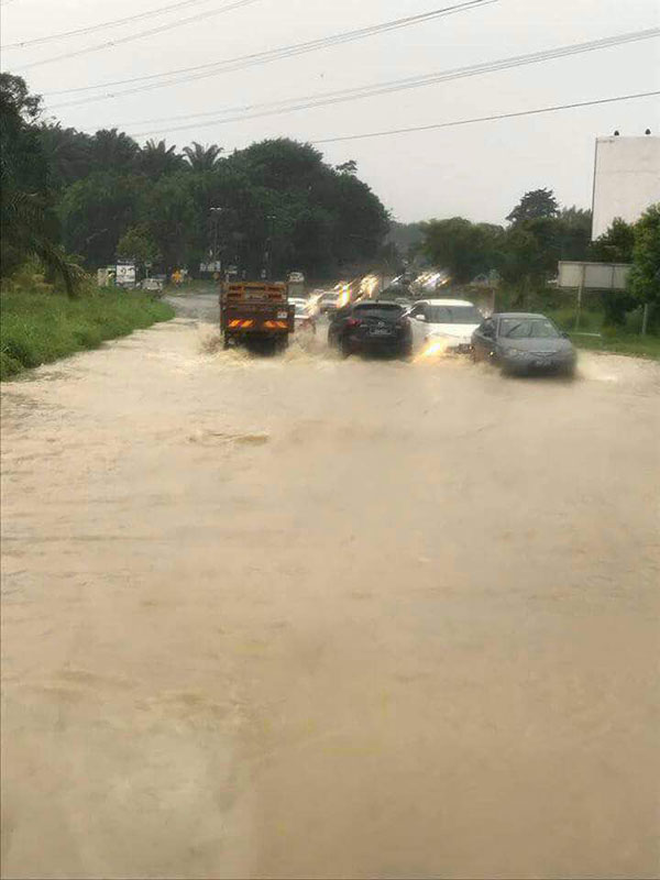   士毛月路週二（19日）傍晚雨後出現大量積水，行駛車輛皆放慢車速涉水，導致現場交通阻塞。