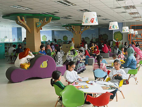 設于一樓的兒童圖書館，以公園裝潢為主題，營造閱讀的快樂氣氛。