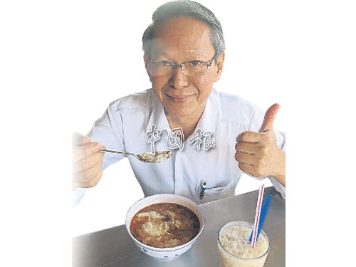 梁榮光向《中國報》讀者推薦叻沙粥。 