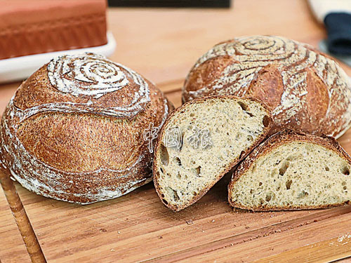 在法長棍麵包還沒出現之前，法國人都在吃用黑麥烘焙而成的Pan de Campagne法式鄉村麵包。這款麵包擁有脆硬有嚼勁的外殼，蓬鬆濕潤的內部組織及濃郁麥香。
