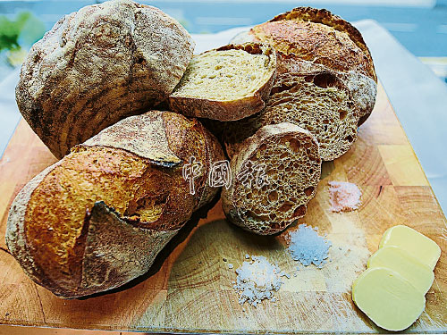 法式鄉村麵包Pan de Campagne，擁有厚硬且脆的外皮，但內部卻鬆軟有嚼勁。文明輝表示，高品質麵包只需簡單配搭無鹽牛油，讓口感更濕潤，並灑上一些來自海、山或地的上鹽，便能嘗到來自稻麥中馥郁的堅果香氣。