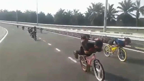 約15人的少年，疑在大道處騎腳車玩命，並做出許多危險動作，引起網民熱烈討伐。 