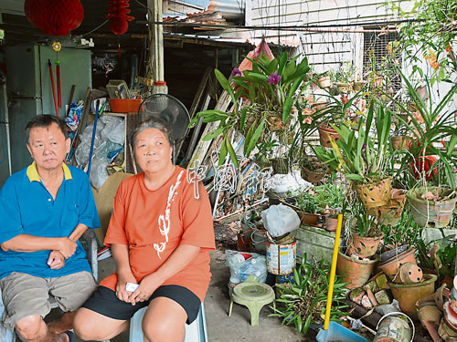 鄭大憶（左起）及陳楚明住在關丹花園一間簡陋木屋，經濟能力有限，希望民眾慷慨解囊，為其女兒籌集30萬令吉醫藥費。