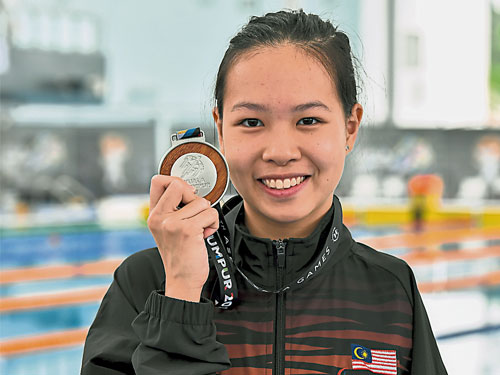  早前收穫100公尺仰泳銀牌的林嘉雯，週四在S8女子50公尺自由泳賽力壓群雌摘金，並寫下新的賽會紀錄。 