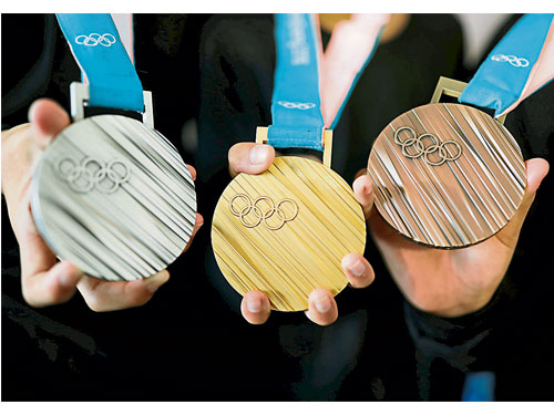  以強調韓國之美、象徵民族精神的2018年平昌冬奧會的獎牌出爐了；平昌冬奧會將會在明年2月9至25日期間舉行。（路透社） 