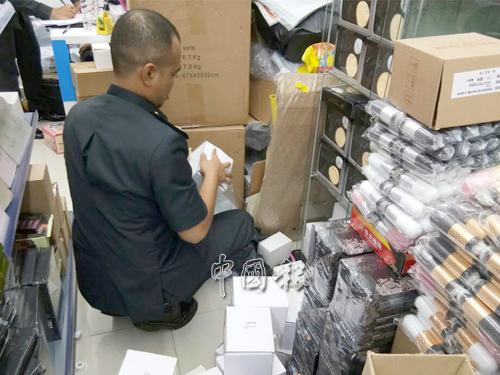 官員在商店倉庫中檢查各產品的來源及合格證。