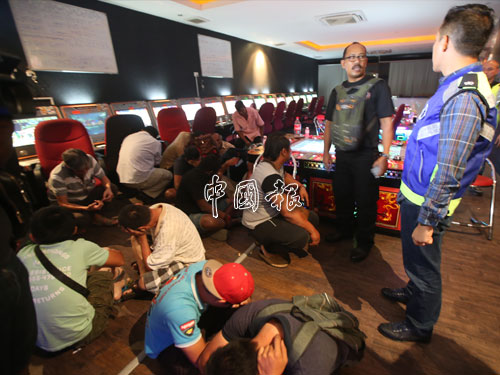 警方共逮捕4名孟加拉籍看場與42名男女賭客，起獲107架賭博機及少量現款。