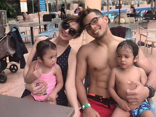 諾薩迦（左起）與男友帶著養子女到水上樂園遊玩的合影。