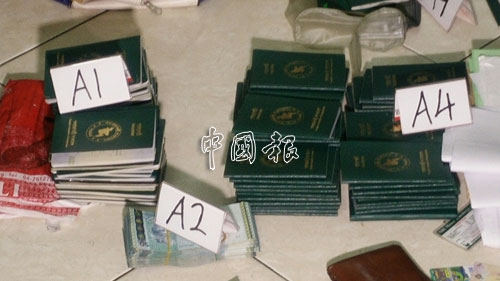 執法員在屋內起獲94本孟加拉國護照。