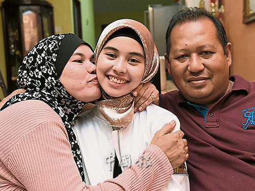 瑪莎(中)想在中國國際舞台闖出名堂,扎麗拉(左起)及莫哈末尤索夫全力支持。