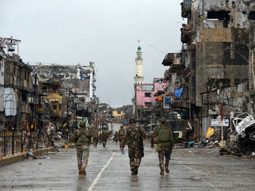 菲律賓馬拉維在經歷IS的佔領和戰亂后, 建築物被毀, 滿目瘡痍。數名軍人在街上巡邏。 (歐新社)