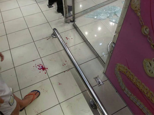 其中一名店員遭匪徒打傷頭部，因此現場留有血跡。 　