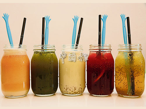 五色飲料以美國進口的有機蔬菜精華粉沖泡而成，左起為紅蘿蔔豆漿、大麥草蜂蜜、豆漿奇亞籽、甜菜根蜂蜜檸檬以及蜂蜜檸檬奇亞籽 。 