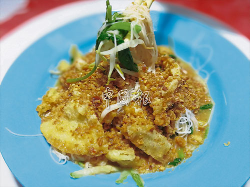  “羅惹米粉”由特配羅惹醬淋上米粉，再配上炸蝦餅及佐料。