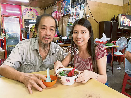李騰河（左起）向網媒主持人陳婉馨，分享拉利沙的正確吃法。 