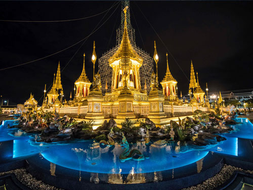 曼谷大王宮外建造一座全新的金碧輝煌火化亭。（美聯社）
