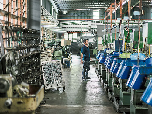 製造業中以工廠和機器操作和裝配員的裁退人數最多。
