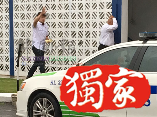 嫌犯(左)一身黑白打扮現身警局,神色輕鬆,還揚手向友人打招呼。