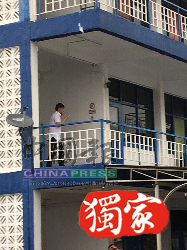 嫌犯身穿白色襯衫和黑色長褲,走上警局二樓辦公室。